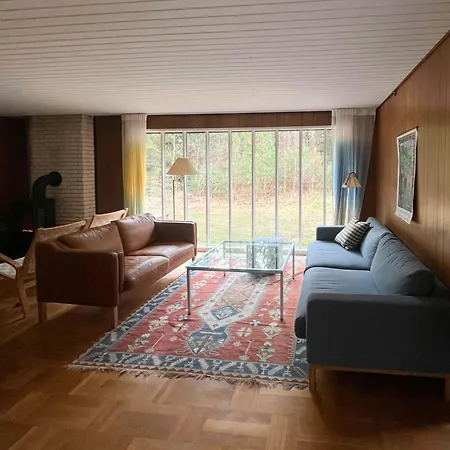 Hébergement de vacances 70s Wooden House On Large Natural Plot